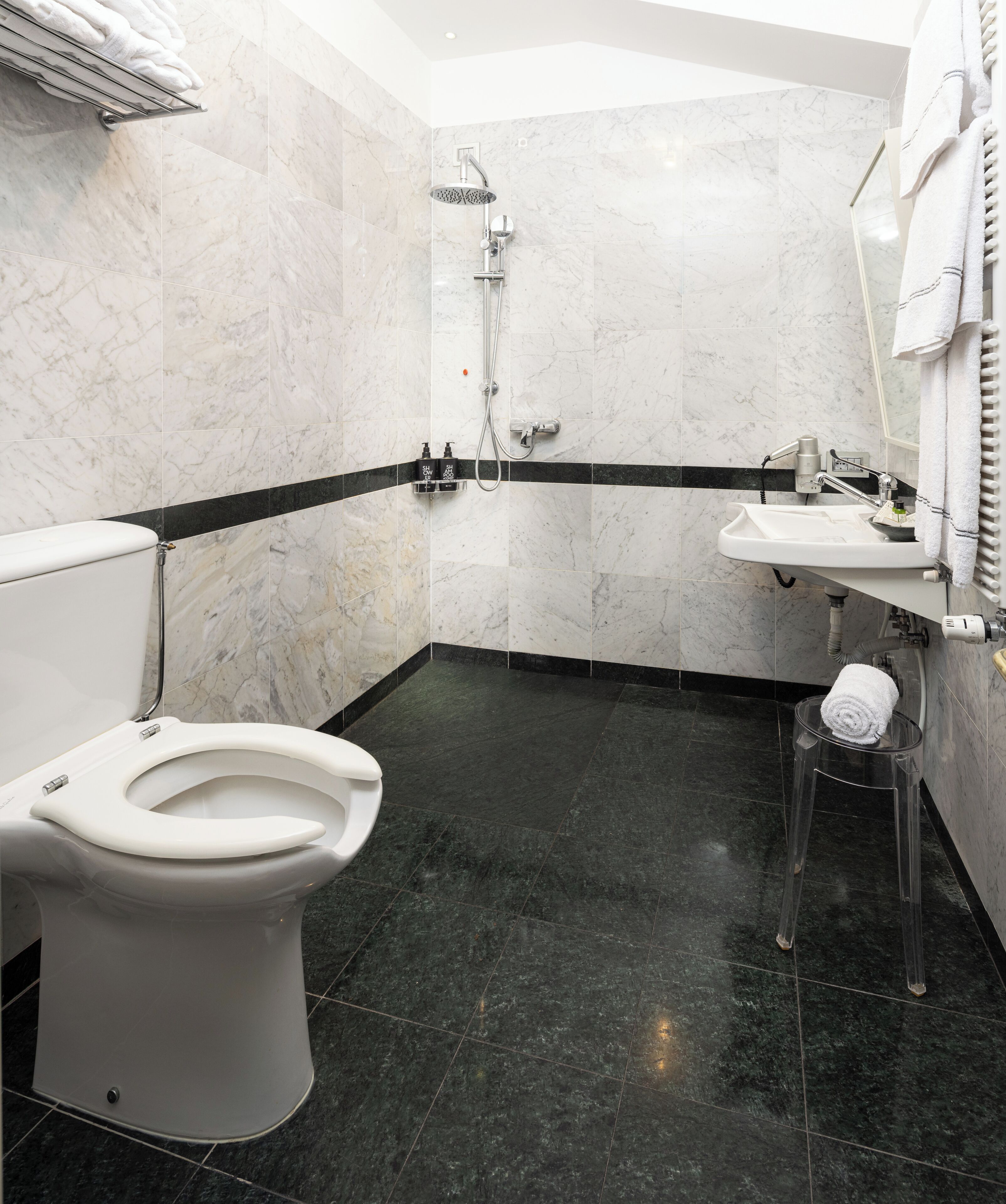 Ein Badezimmer mit Toilette, Dusche und Waschbecken.