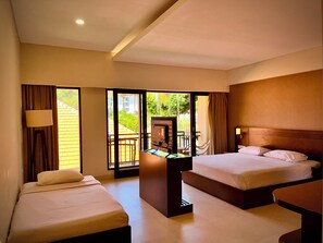 Deluxe Premier Room with Triple Bed | In-room safe, desk, free cots/infant beds, rollaway beds