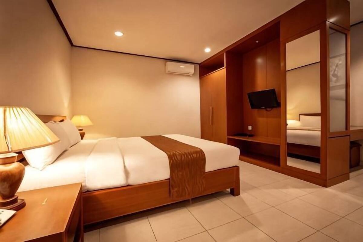 In-room safe, desk, cribs (free), rollaway beds (surcharge)