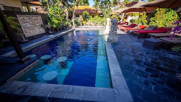 Kolam renang outdoor, dengan payung kolam renang dan kursi berjemur