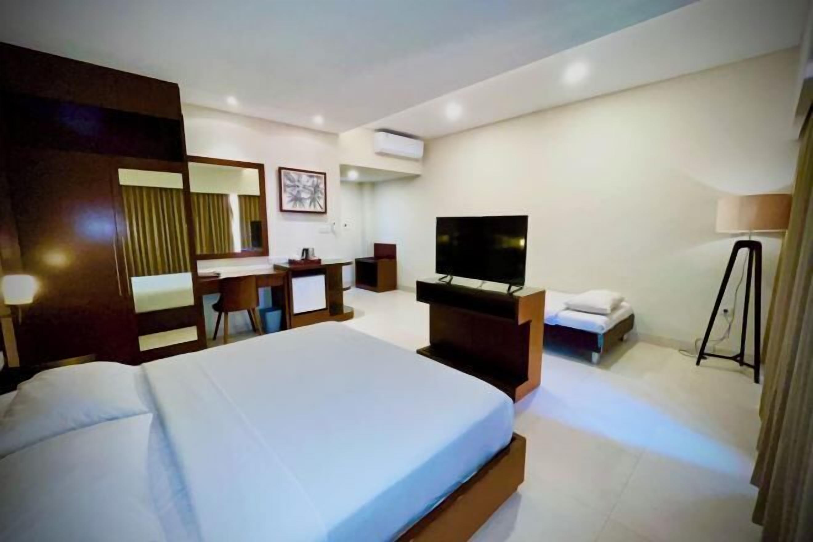 خزنة داخل الغرفة ومكتب وأسرّة أطفال/رضّع (مجانًا) وأسرّة قابلة للطي