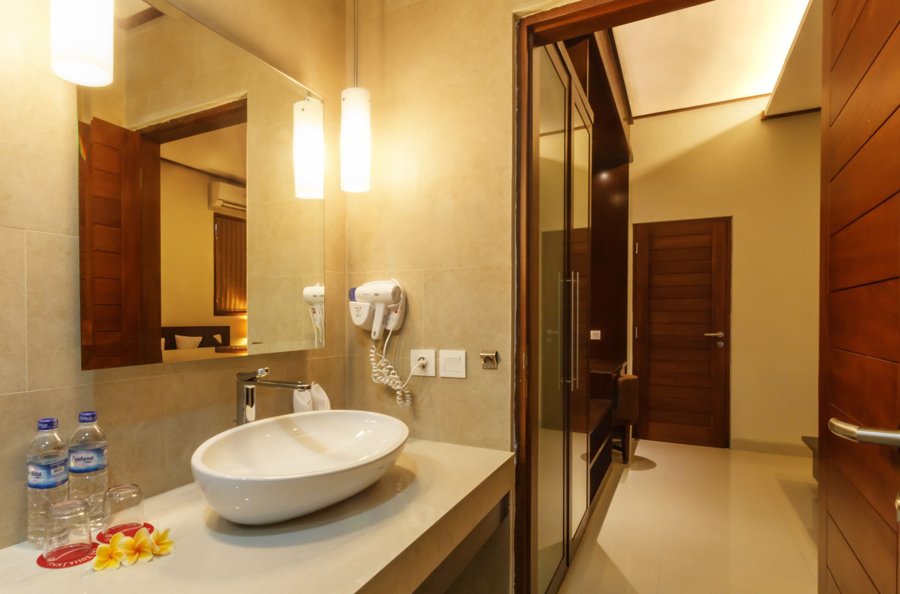 deluxe premier interconnecting room with pool view | bathroom sink