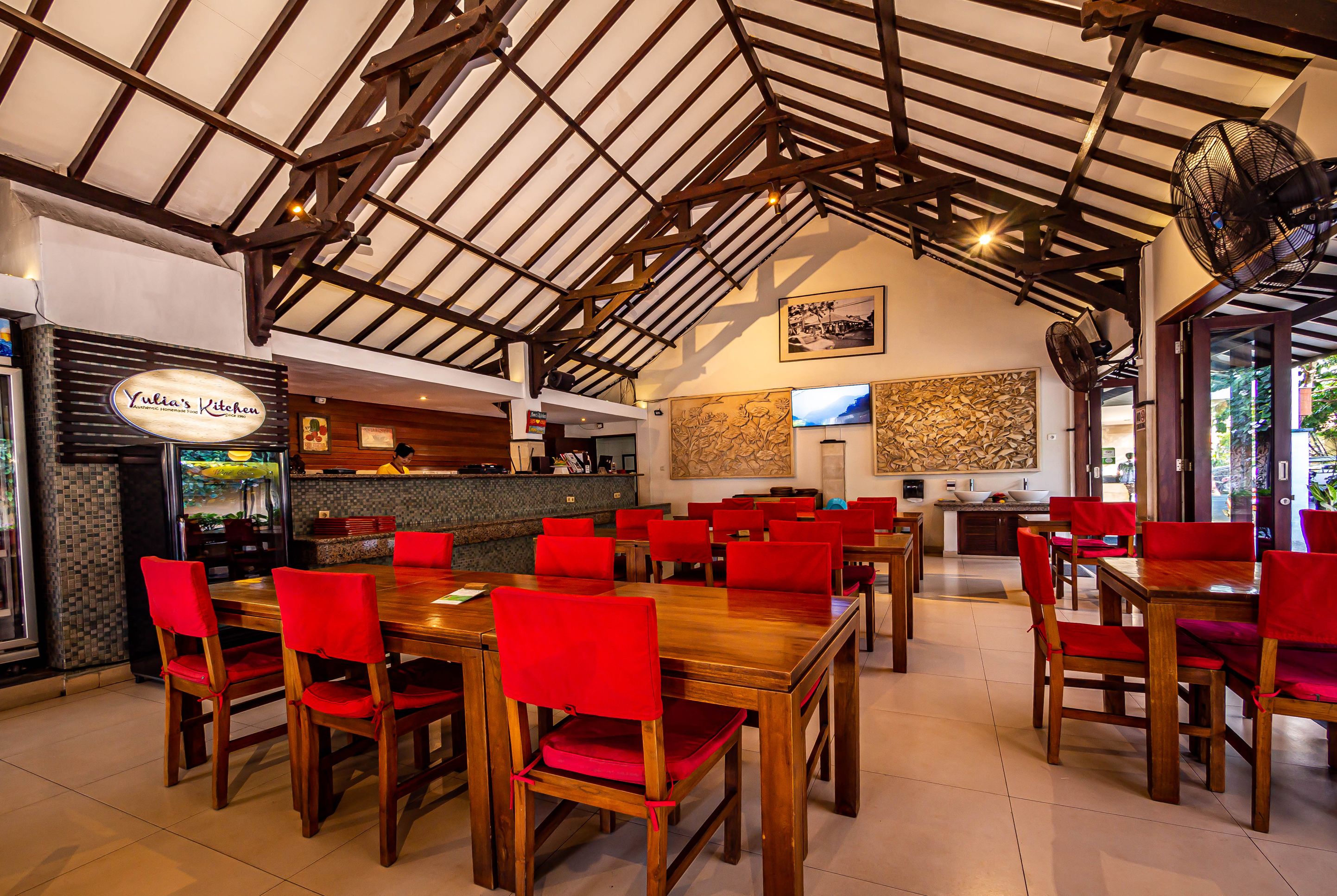 breakfast, lunch, dinner served; international cuisine