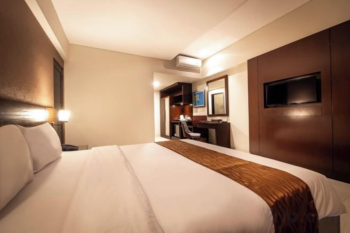 In-room safe, desk, cribs (free), rollaway beds (surcharge)