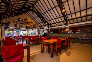Breakfast, lunch, dinner served; international cuisine  - Yulia Beach Inn Kuta (Kuta)