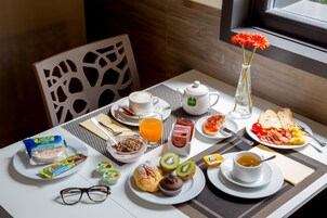 Daily full breakfast (EUR 20 per person)