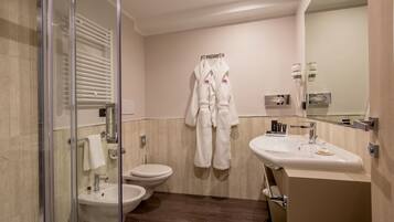 Douche, douche à « effet pluie », articles de toilette de luxe