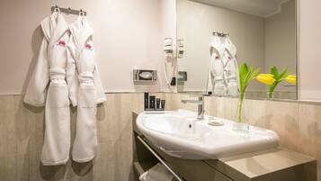 Club-Dreibettzimmer | Badezimmer