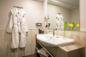 Club Triple Room | Bathroom | Shower, rainfall showerhead, designer toiletries, hair dryer