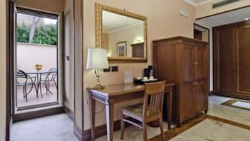 Family Suite, Balcony, City View | Terrace/patio