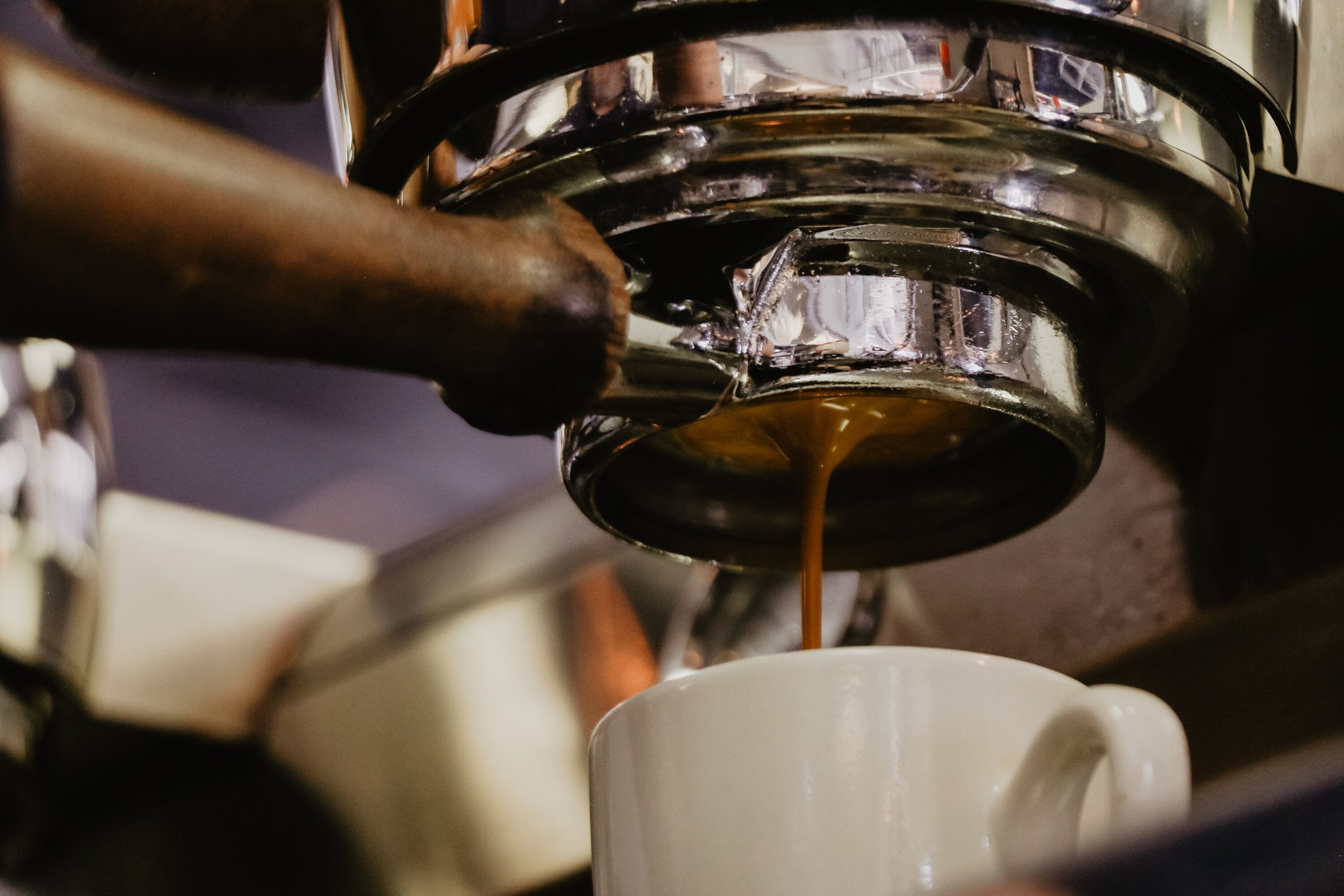 Una máquina de café sirviendo café en una taza.