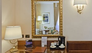 Minibar, in-room safe, desk, soundproofing - Tmark Hotel Vaticano (Rome)