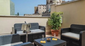 Suite familiar, balcón, vistas a la ciudad | Terraza o patio