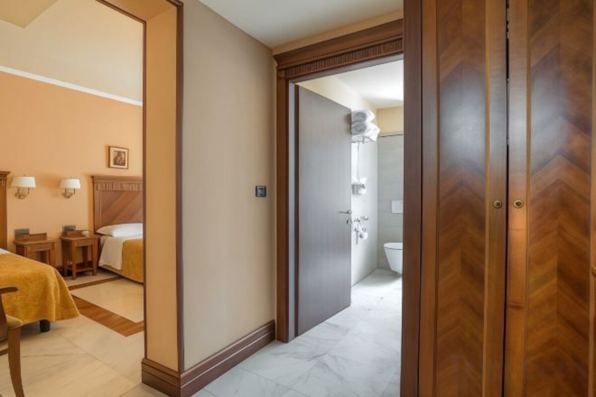 Minibar, caja fuerte, escritorio y sistema de insonorización