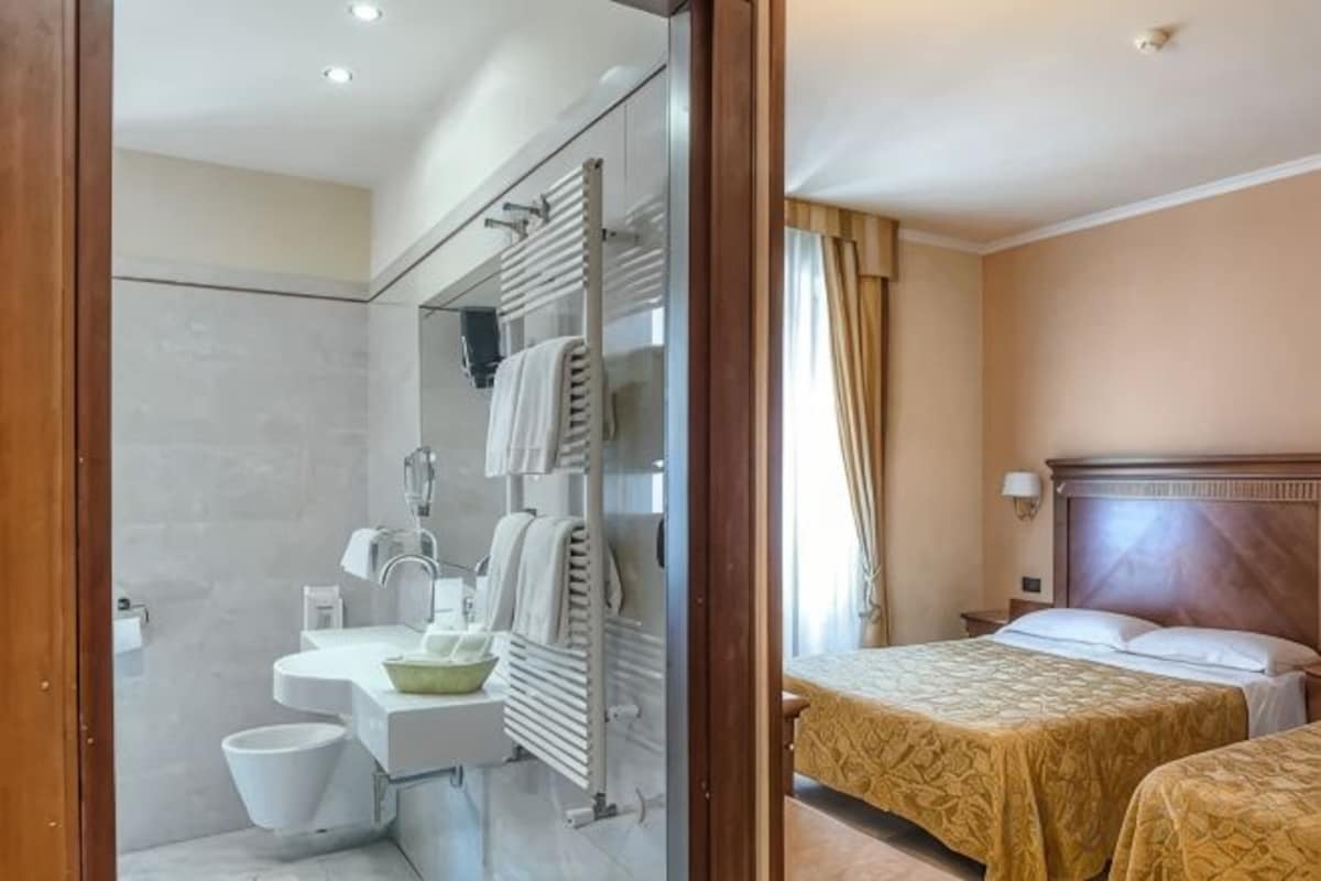 Baño | Artículos de higiene personal gratuitos, secador de pelo y zapatillas