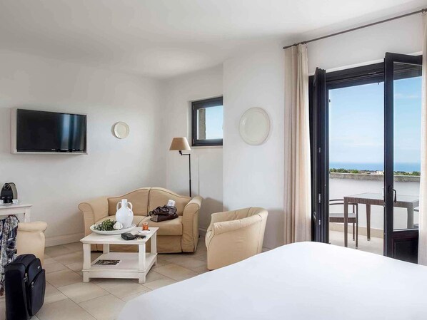 Bộ đồ giường cao cấp, minibar, két bảo mật tại phòng, bàn 