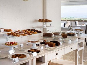 Frokost, lunsj og middag serveres
