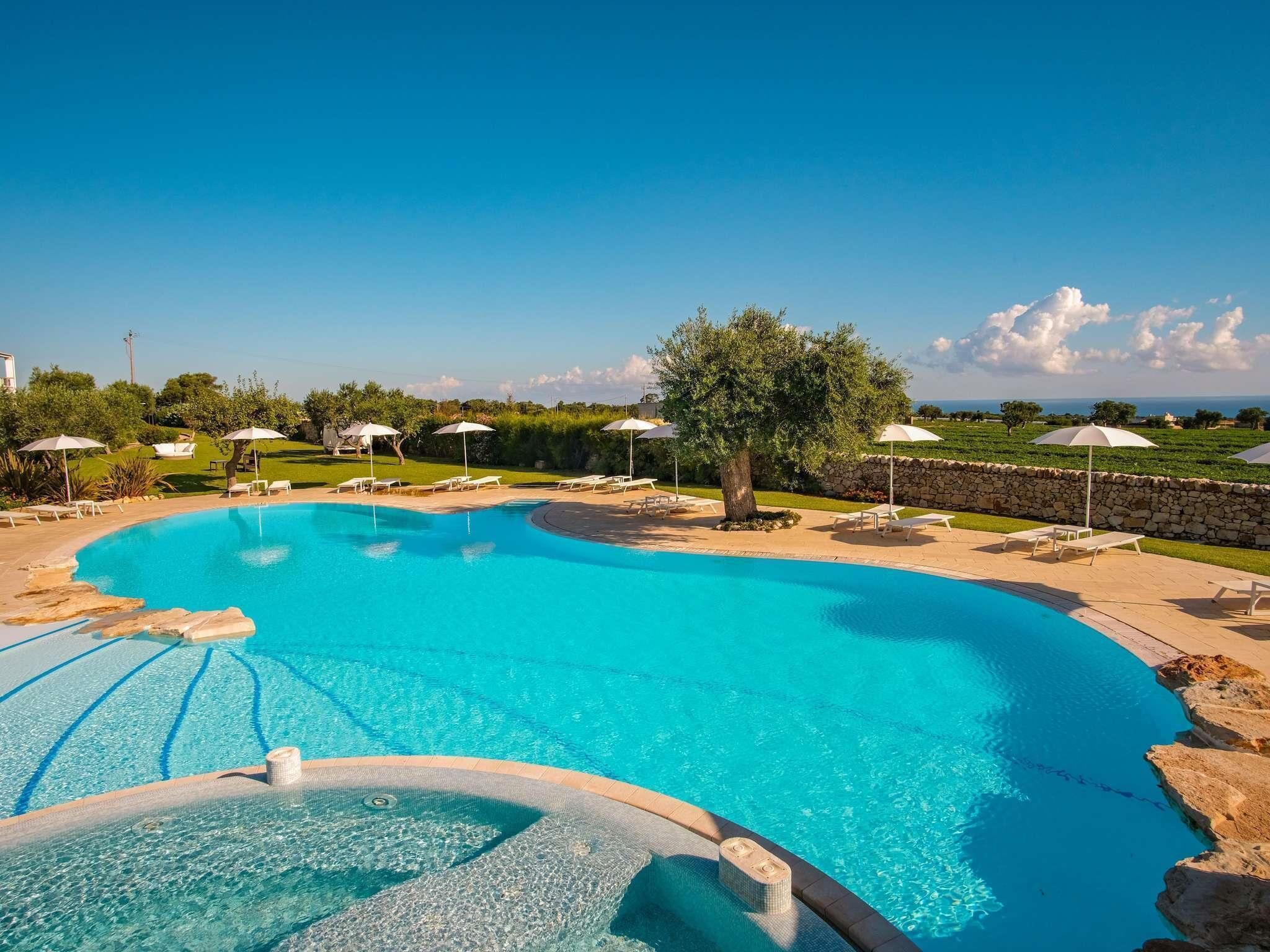 Piscina interna, piscina externa sazonal, guarda-sóis, espreguiçadeiras