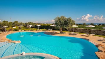 Piscina interna, piscina externa sazonal, guarda-sóis, espreguiçadeiras