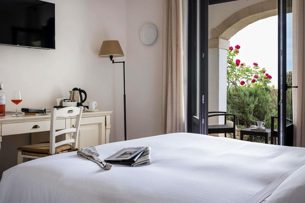 Habitación Deluxe (1 queen bed or 2 single beds) | 1 dormitorio, ropa de cama de alta calidad, minibar y caja fuerte