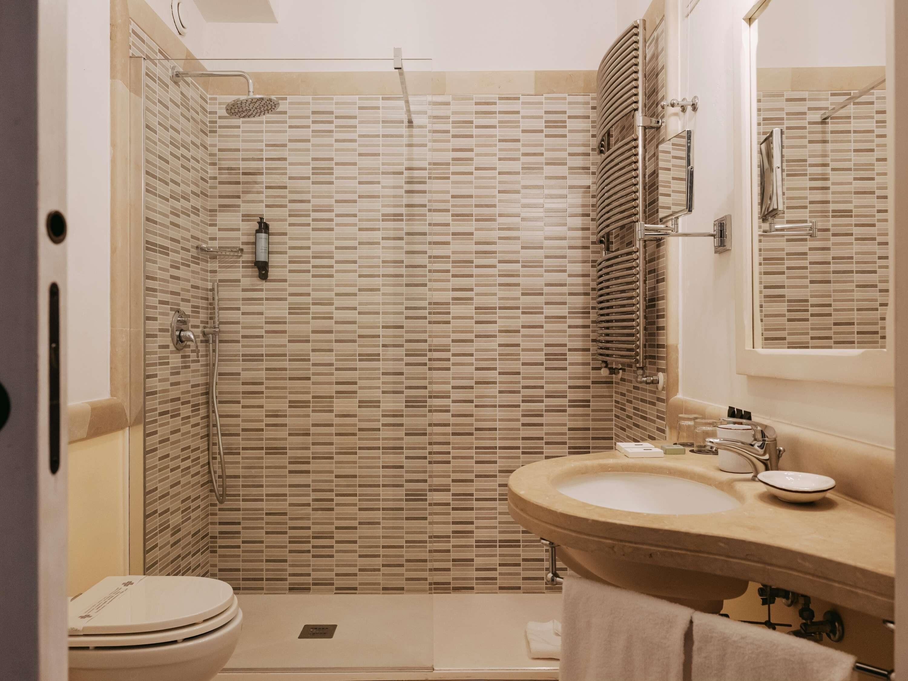 Deluxe Room (1 queen bed or 2 single beds) | Premium bedding, minibar, in-room safe, desk