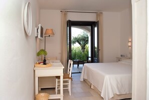 Deluxe-værelse (1 queen bed or 2 single beds) | Premium-sengetøj, minibar, pengeskab på værelset, skrivebord