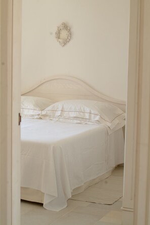 Roupas de cama premium, frigobar, cofres nos quartos, escrivaninha