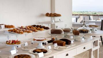 Petit déjeuner, déjeuner et dîner servis sur place