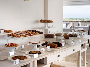 Petit déjeuner, déjeuner et dîner servis sur place