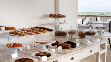 Serveert ontbijt, lunch en diner