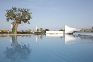Piscina coperta, piscina stagionale all'aperto, ombrelloni da piscina