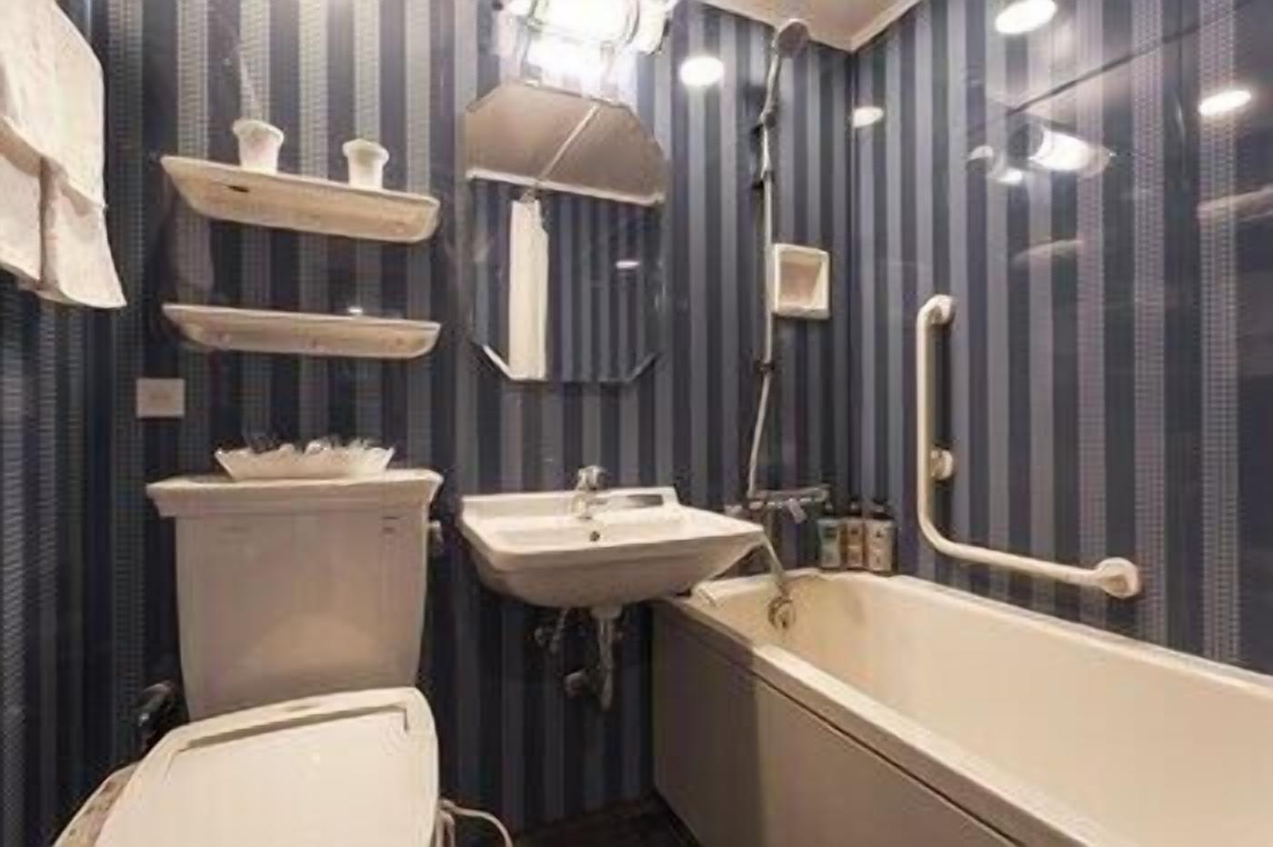 Bathroom | Combined shower/tub, deep soaking tub, free toiletries, hair dryer