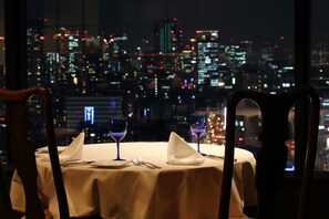 3 restaurantes; se sirven comidas y cenas