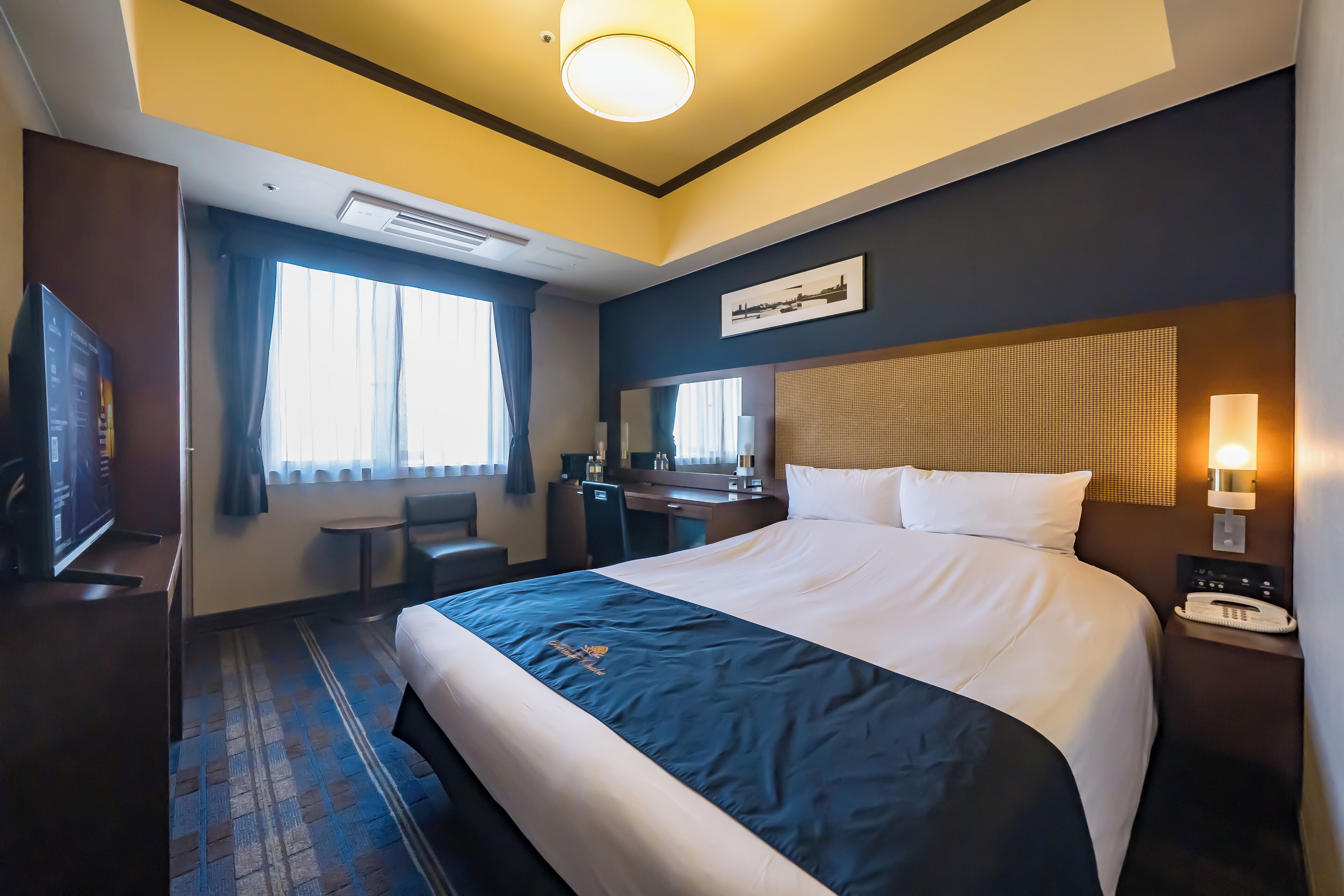 Donsdekens, verduisterende gordijnen, een strijkplank/strijkijzer