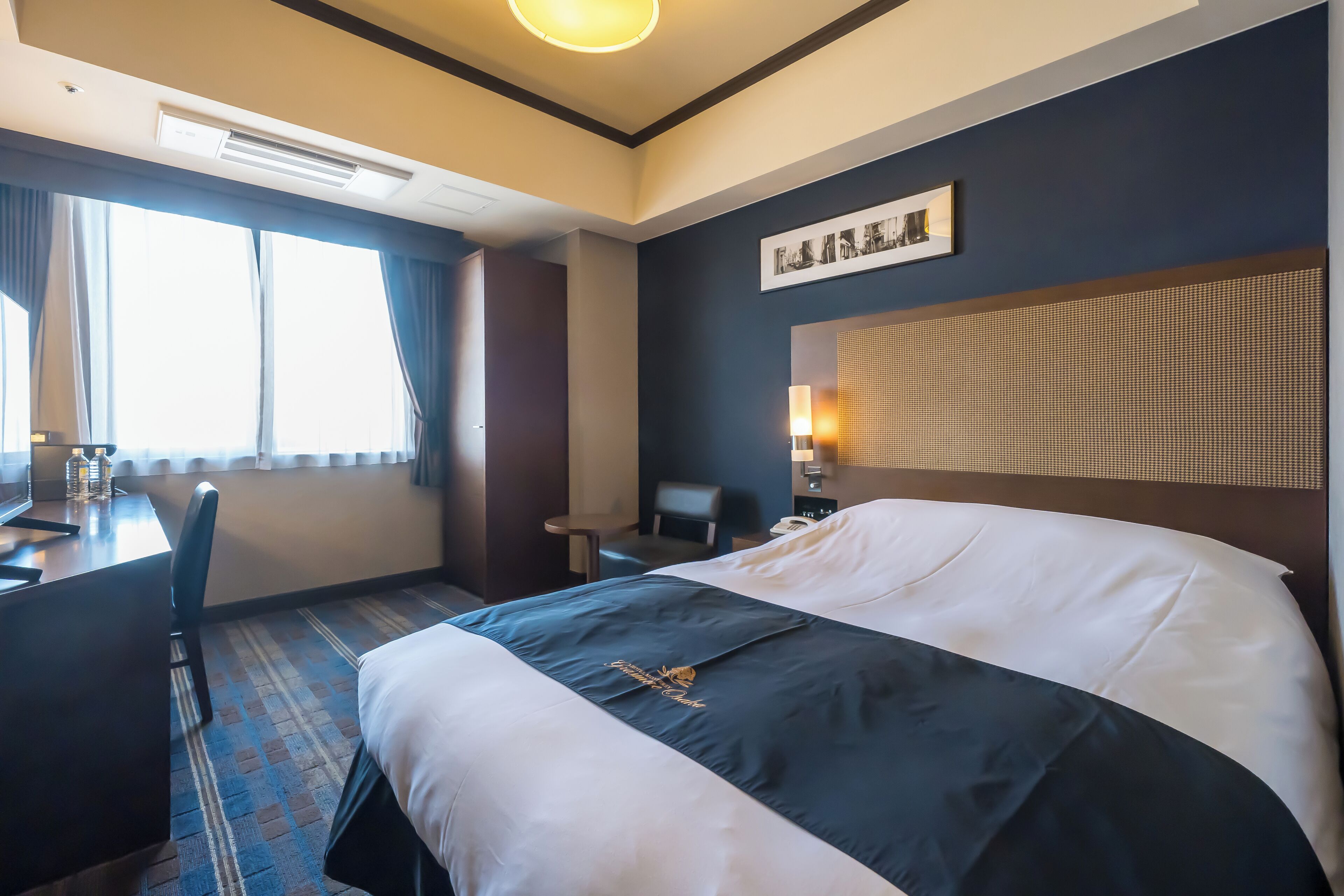 Donsdekens, verduisterende gordijnen, een strijkplank/strijkijzer