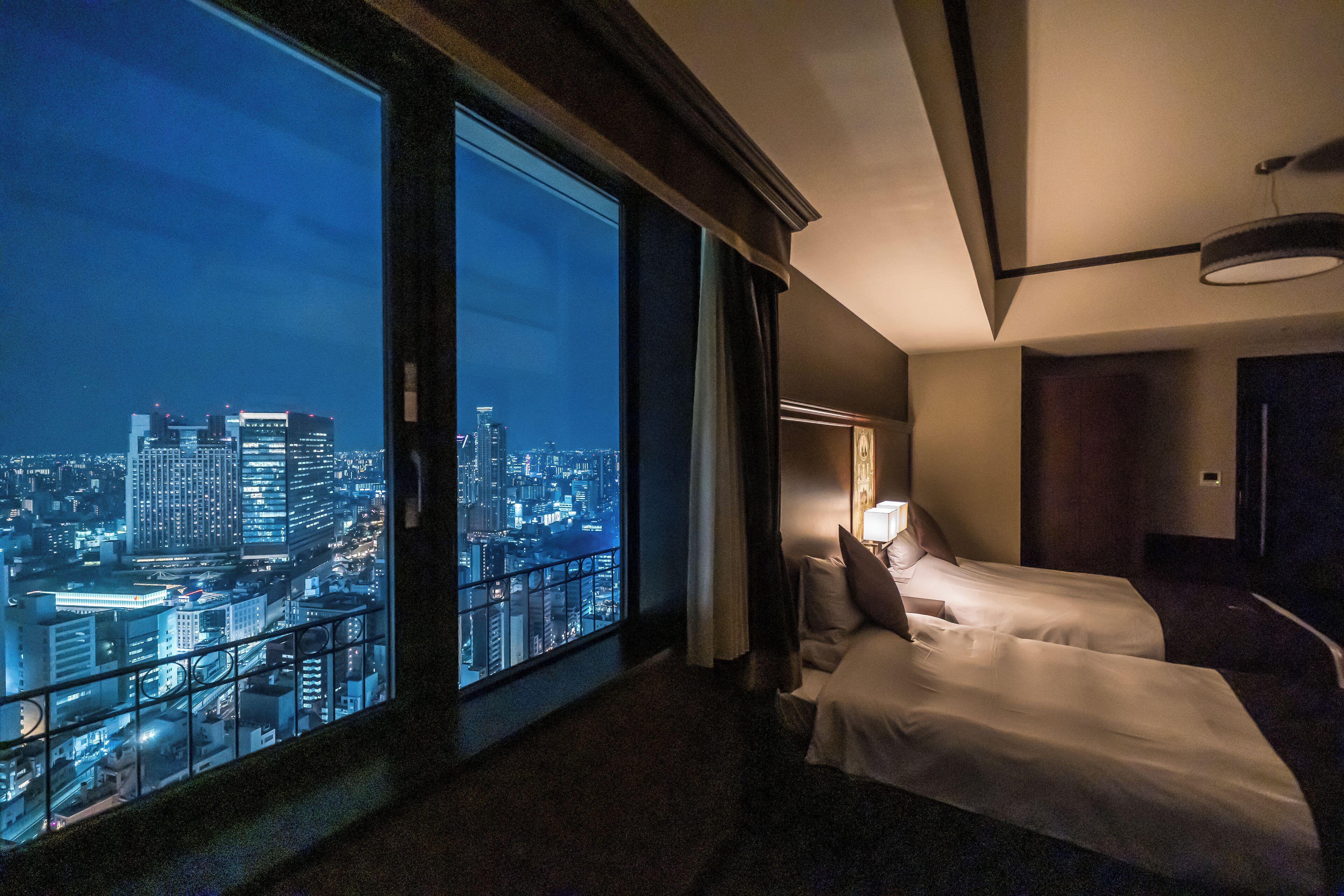 Cubrecamas, cortinas blackout y tabla de planchar con plancha 