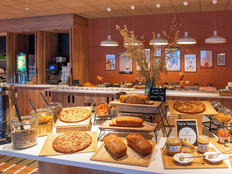 Tägliches Frühstücksbuffet (14.50 EUR pro Person)