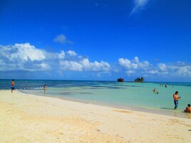 En la playa, arena blanca, toallas de playa