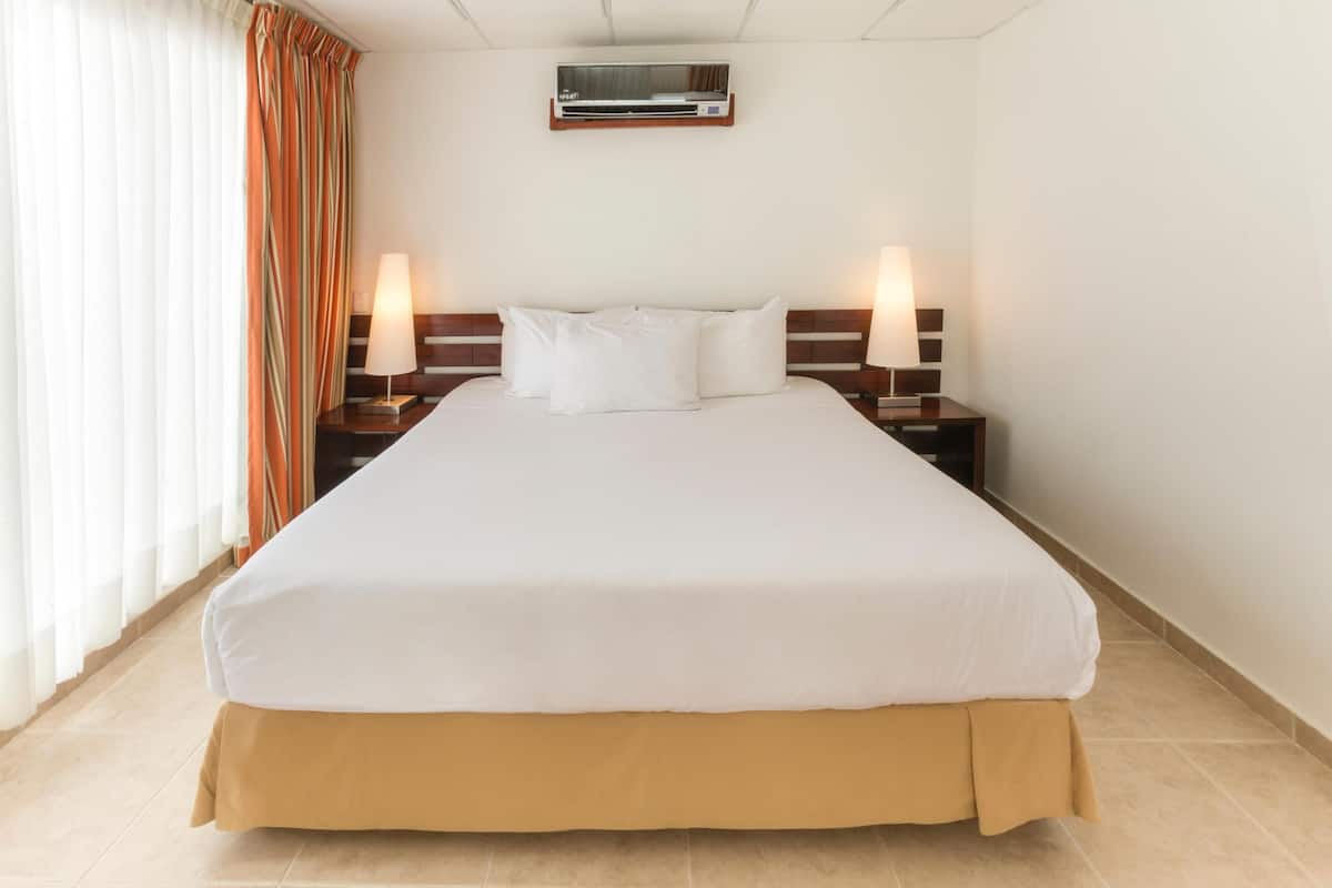 Hypo-allergenic bedding, minibar, in-room safe, blackout curtains