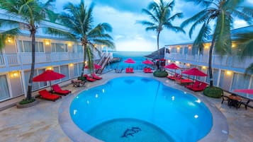 Piscine extérieure, chaises longues, maßtres-nageurs sur place
