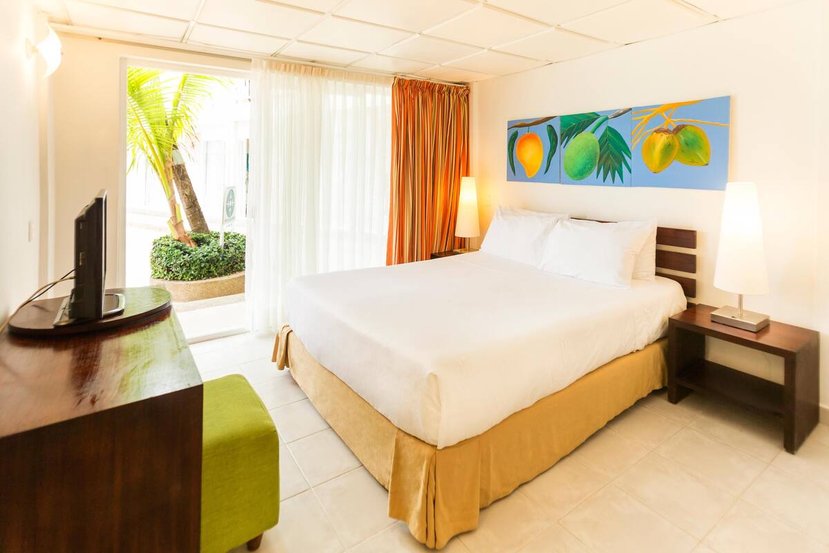 Hypo-allergenic bedding, minibar, in-room safe, desk