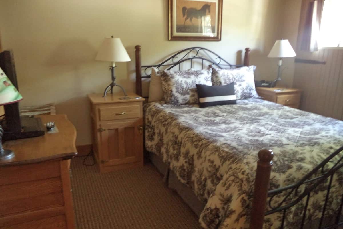Standard Suite, 1 Queen Bed, Non Smoking, Fireplace (1st Floor) | Premium bedding, individually decorated, individually furnished