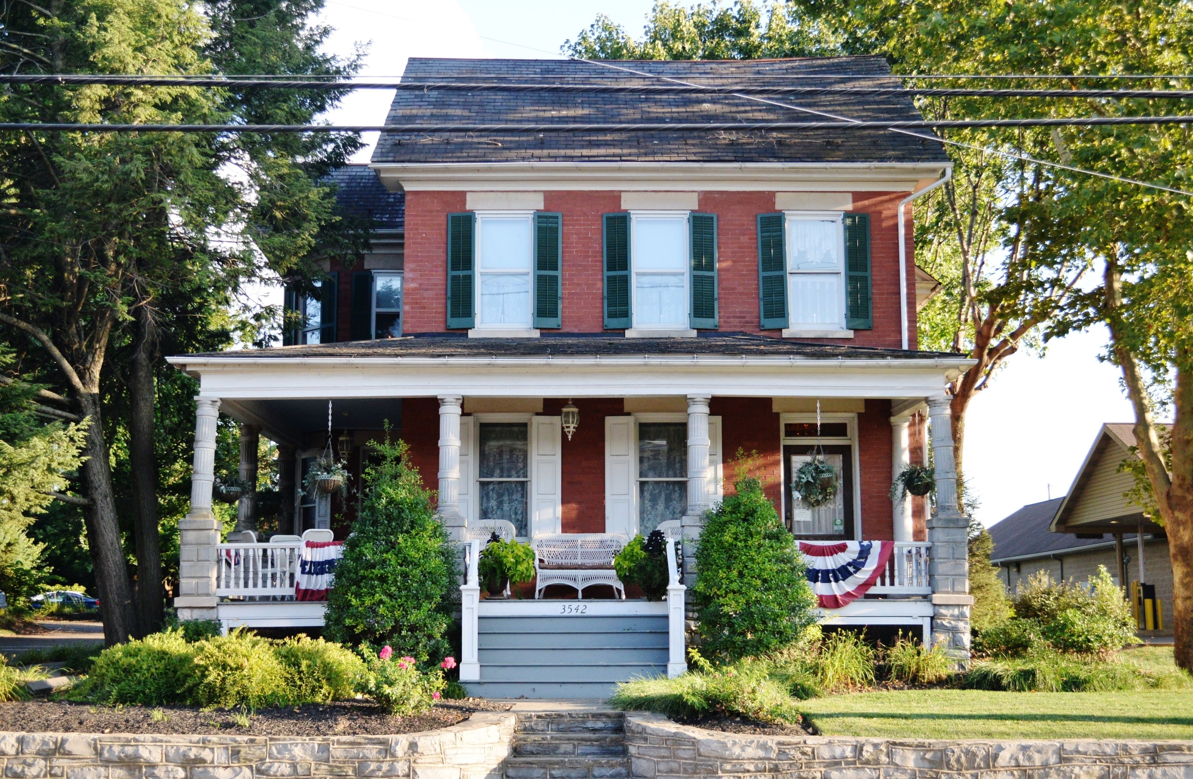 Vista frontal de la propiedad
