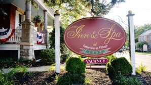 A sign for The Inn & Spa at Intercourse Village with a vacancy notice. - The Inn & Spa at Intercourse Village (Gordonville)