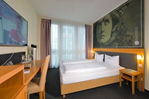 Habitación doble | Ropa de cama de alta calidad y caja de seguridad en la habitación 