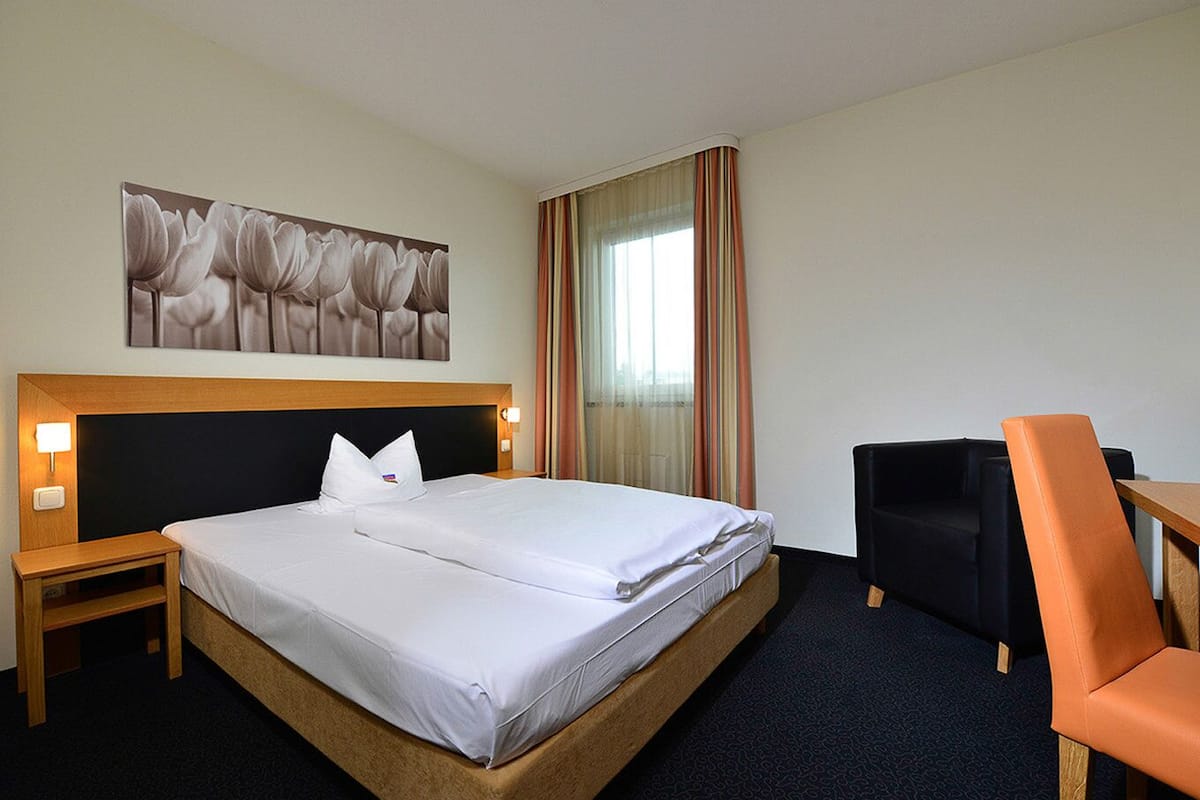 Premium bedding, in-room safe, desk, blackout curtains