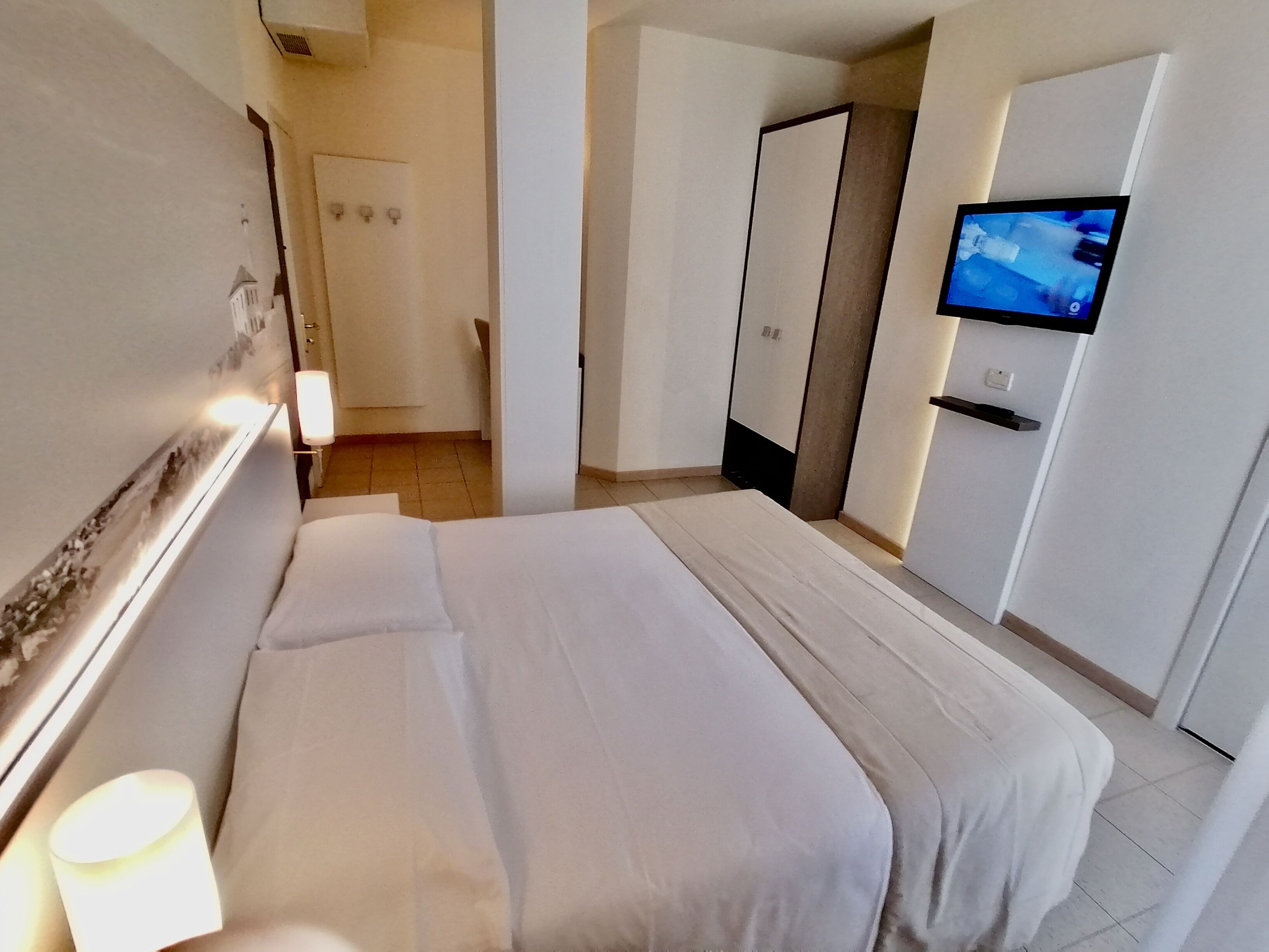 Minibar, brankas, Wi-Fi gratis, dan seprai linen