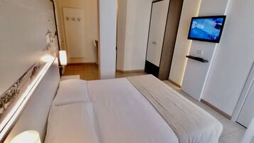 Minibar, brankas, Wi-Fi gratis, dan seprai linen