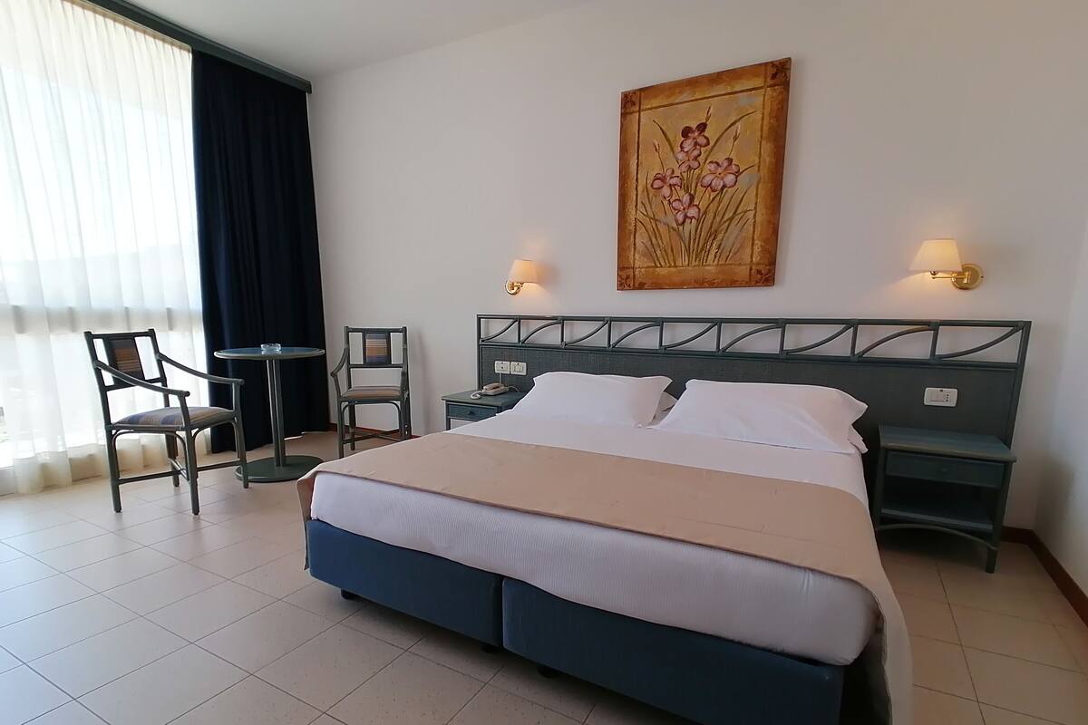 Minibar, coffres-forts dans les chambres, Wi-Fi gratuit, draps fournis