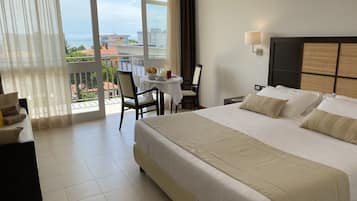 Minibar, caja de seguridad en la habitación, wifi gratis y ropa de cama